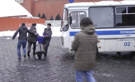 Kızıl Meydan’da havai fişekli eylem