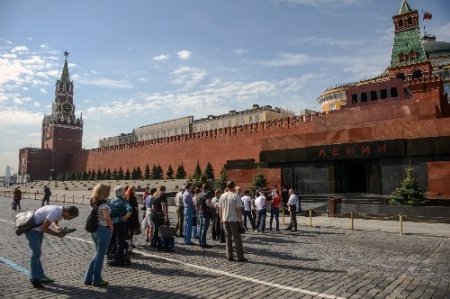 Kızıl Meydan’daki Lenin mozolesi ziyarete açıldı