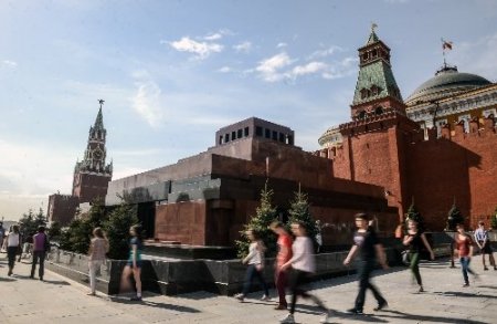 Kızıl Meydan’daki Lenin mozolesi ziyarete açıldı