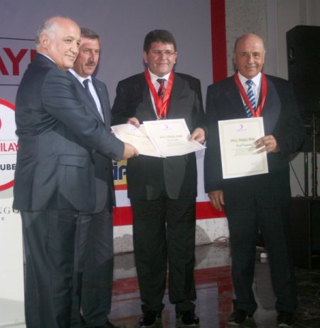 Kızılay, kan bağışlayanlara teşekkür plaketi verdi