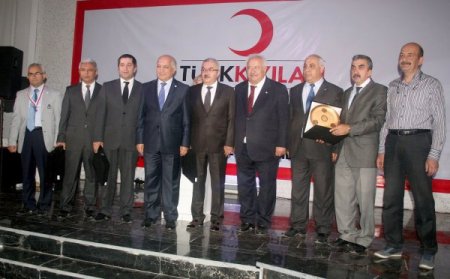 Kızılay, kan bağışlayanlara teşekkür plaketi verdi