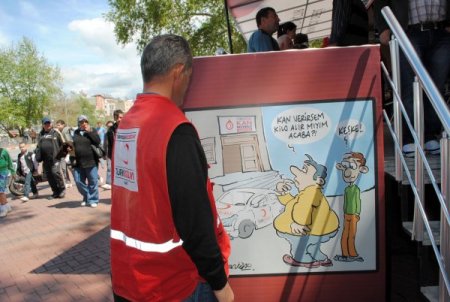 Kızılay, Karikatür Sergisiyle Kan Bağışına Dikkat Çekiyor