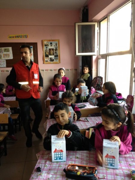 Kızılay, tutumlu olmayı öğretiyor