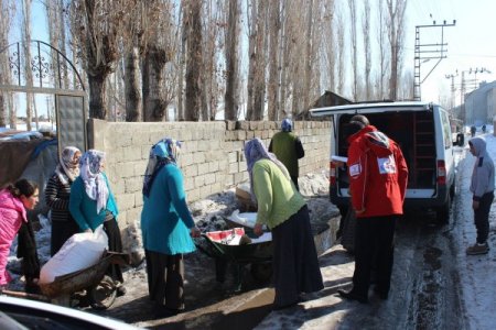 Kızılay Ağrı’da ihtiyaç sahibi 600 aileye şeker yardımı yaptı