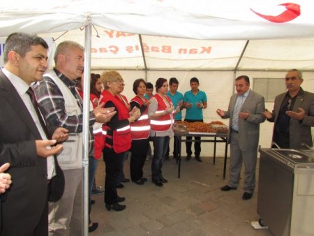 Kızılay Kutlu Doğum Haftası Nedeniyle Tatlı İkram Etti