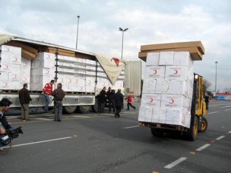 Kızılay Libya'daki Türkler İçin Battaniye Gönderiyor