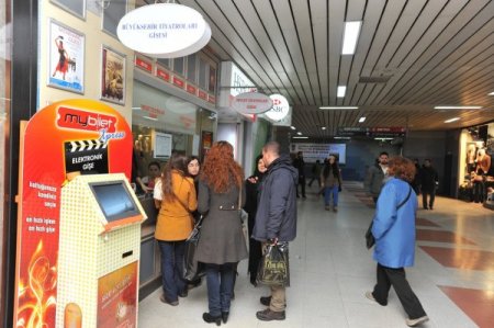 Kızılay metro istasyonu AVM gibi