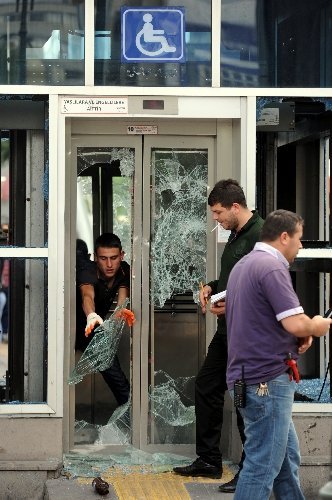 Kızılay Meydanı enkaza döndü, gazın etkisi hala sürüyor