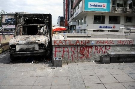 Kızılay Meydanı enkaza döndü, gazın etkisi hala sürüyor