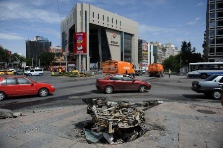 Kızılay Meydanı enkaza döndü, gazın etkisi hala sürüyor