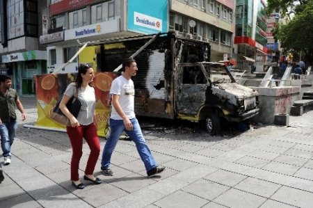 Kızılay Meydanı enkaza döndü, gazın etkisi hala sürüyor