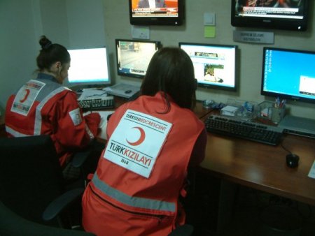 Kızılay Yolda Kalan Sürücülerin Yardımına Koştu