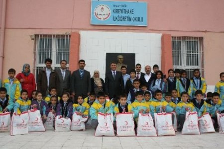 Kızılay'dan Öğrencileri Kışlık Giyecek Yardımı