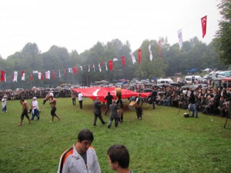 Kızılelma'daki yağlı güreşler yağmura rağmen büyük ilgi gördü