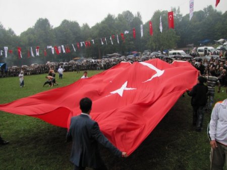 Kızılelma'daki yağlı güreşler yağmura rağmen büyük ilgi gördü