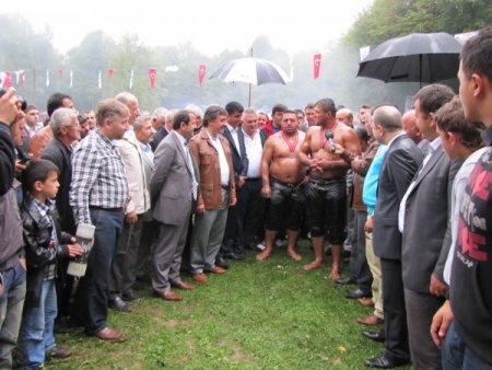Kızılelma'daki yağlı güreşler yağmura rağmen büyük ilgi gördü