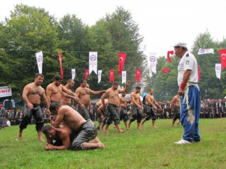 Kızılelma'daki yağlı güreşler yağmura rağmen büyük ilgi gördü