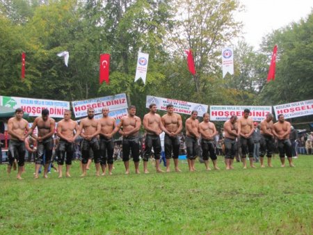 Kızılelma'daki yağlı güreşler yağmura rağmen büyük ilgi gördü