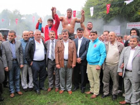 Kızılelma'daki yağlı güreşler yağmura rağmen büyük ilgi gördü