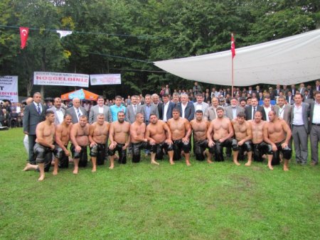 Kızılelma'daki yağlı güreşler yağmura rağmen büyük ilgi gördü