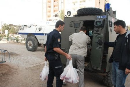 Kızıltepe'de Polisler Kurban Eti Dağıttı