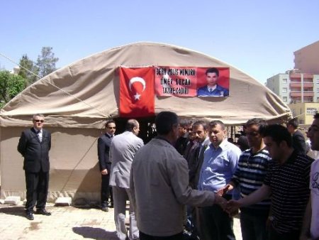 Kızıltepe'de Şehit Polis İçin Taziye Çadırı Kuruldu