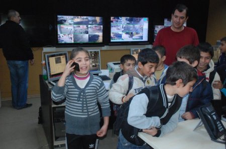 Kızıltepeli çocuklar emniyeti gezdi, polis telsizinden Kürtçe anons yaptı