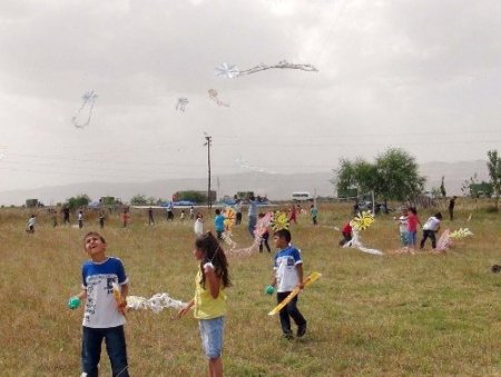 Kızıltepeli çocuklar polis amcaları ile uçurtma uçurdu