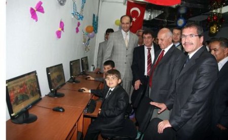 Kızıltepe'ye Bilişim Sınıfı Yapan İşadamı: Çocukların Eline Taş Yerine Bilgisayar Tutuşturalım