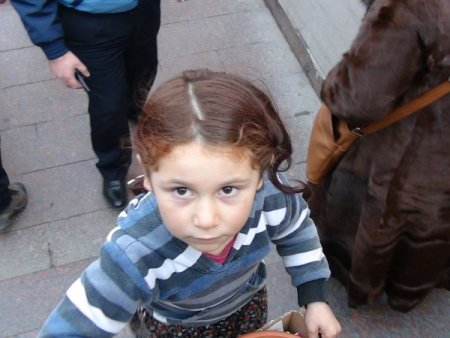 Kızını dilendiren anneye zabıta tepkisi (Özel)