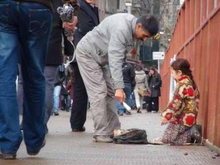 Kızını dilendiren anneye zabıta tepkisi (Özel)