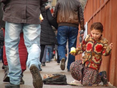 Kızını dilendiren anneye zabıta tepkisi (Özel)