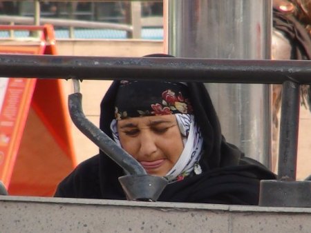 Kızını dilendiren anneye zabıta tepkisi (Özel)