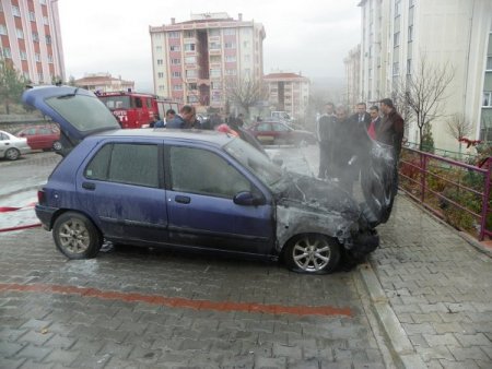 Kızıyla bindiği araç, motor ısınırken patlayarak alev aldı