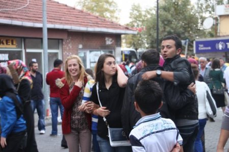 'Kızlar bayramı' renkli görüntülere sahne oldu