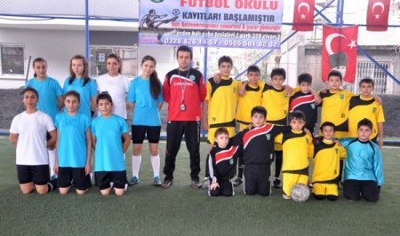 Kızlar ilk maçında erkeklere yenildi