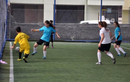 Kızlar ilk maçında erkeklere yenildi