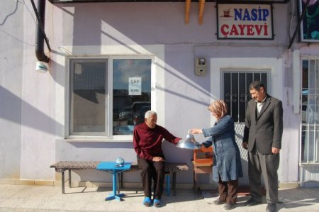 Kızlarını okutabilmek için eşiyle çaycılık yapıyor