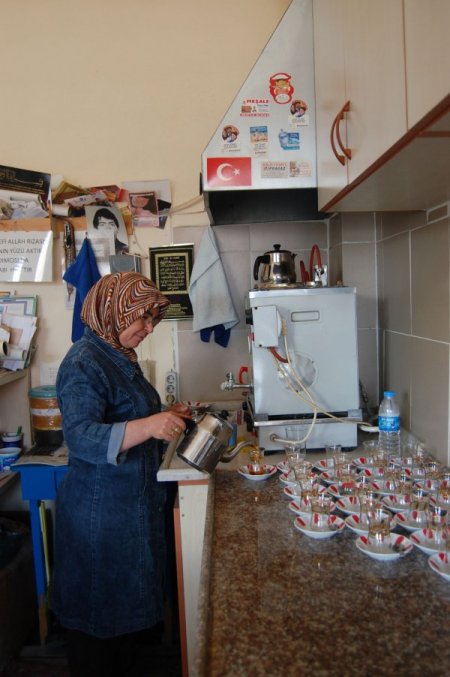 Kızlarını okutabilmek için eşiyle çaycılık yapıyor