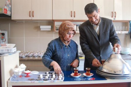 Kızlarını okutabilmek için eşiyle çaycılık yapıyor