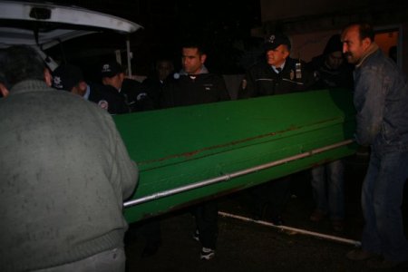 Kızlarının Gözü Önünde Eşini Pompalı Tüfekle Öldürdü