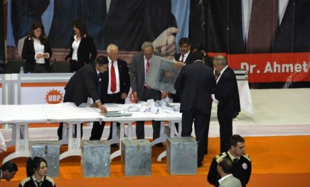 KKTC'de İrsen Küçük yeniden Genel Başkan seçildi