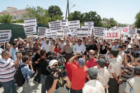 KKTC'de sivil toplum kuruluşları Asil Nadir'e destek mitingi düzenledi