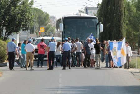 KKTC'de tutuklanan Rum polisler için eylem yapıldı: Sınırdaki geçişler durdu