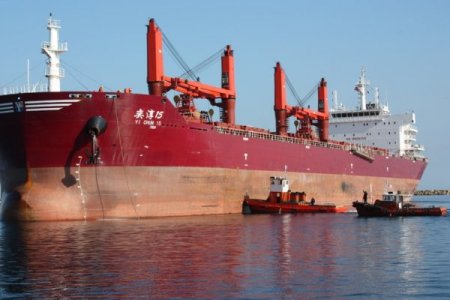 KKTC'ye verilecek su için denizden karaya döşenecek borular Gazimağusa'ya geldi