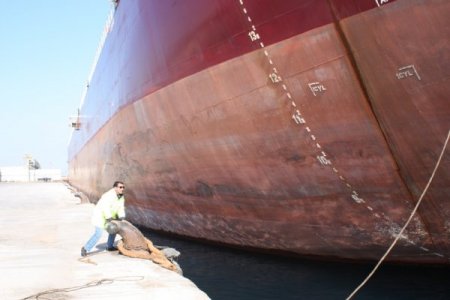 KKTC'ye verilecek su için denizden karaya döşenecek borular Gazimağusa'ya geldi