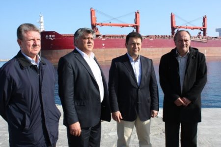 KKTC'ye verilecek su için denizden karaya döşenecek borular Gazimağusa'ya geldi