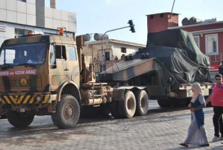 Kobani sınırına askeri sevkıyat sürüyor