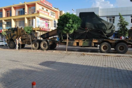 Kobani sınırına askeri sevkıyat sürüyor