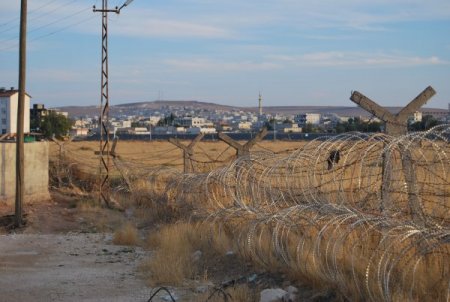 Kobani'de terörist cenazesi için havaya ateş açılınca, tanklar harekete geçti